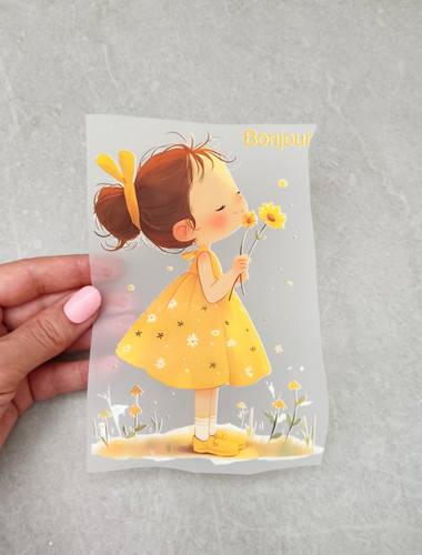 برچسب اتویی لباس، دختر زرد پوش